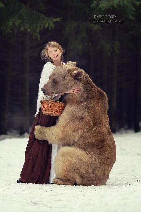 femme blonde faisant un calin à un ours par Dasha Kond