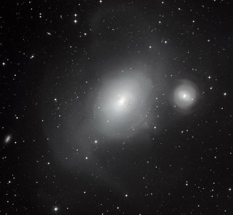 A 60 millions d'années-lumière de nous, les galaxies en interaction NGC 1316 et NGC 1317 - téléchargez l'image en très haute résolution (6,7 Mb)
