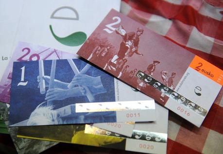 Des euskos. La monnaie solidaire basque a été mise en circulation au début de l'année 2013.