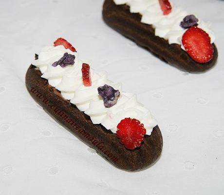 Eclair au chocolat, fraise et violette