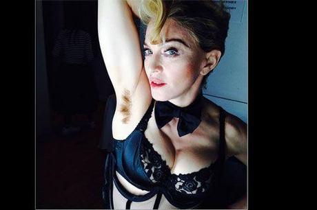 Madonna persiste dans la provocation : elle s'est fait greffer la foufoune sous une aisselle ! 