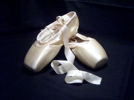 800px-Pointe_shoes
