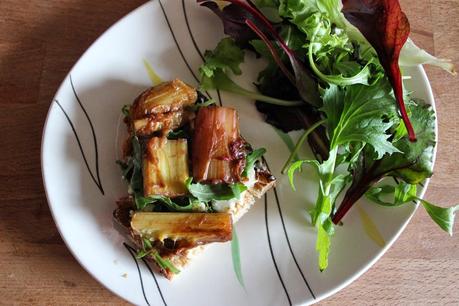 Tartine chèvre frais et rhubarbe caramélisée au balsamique