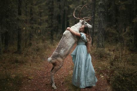photo de Katerina Plotnikova jeune femme enlaçant un renne