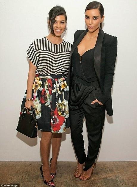 Kourtney et Kim Kardashian à la Kayne Griffin Corcoran Gallery à Los Angeles - 08.04.2014