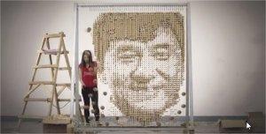 Un portrait de Jackie Chan fabriqué avec 64000 baguettes chinoises