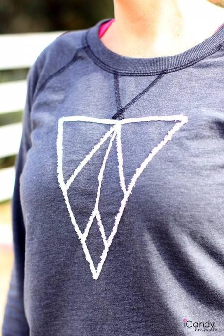 applique effiloche DIY : un appliqué aux bords effilochés sur un sweat