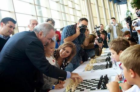 Garry Kasparov et Judit Polgar, deux grands champions aux échecs qui prônent l'enseignement du noble jeu aux enfants dans les écoles 