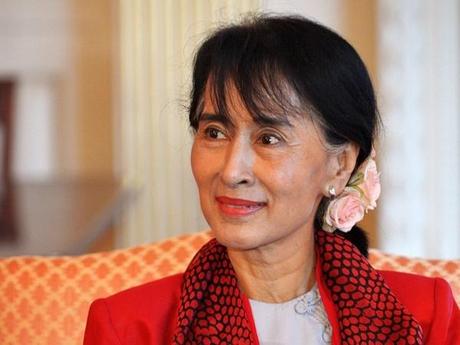AUNG SAN SUU KYI  A PARIS POUR Y RENCONTRER FRANCOIS HOLLANDE ET LAURENT FABIUS