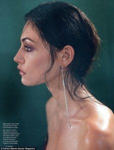  Phoebe Tonkin pour Oyster Magazine.