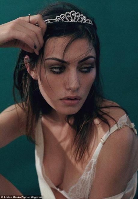  Phoebe Tonkin pour Oyster Magazine.