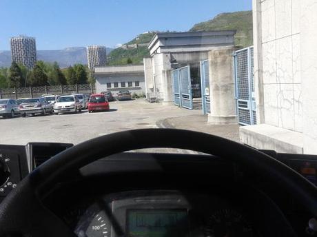 L'entrée du cimetière de Grenoble vue depuis mon volant