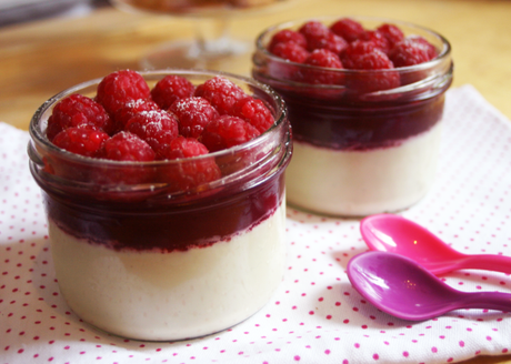 Panna cotta vanille, gelée d’hibiscus et framboises fraîches