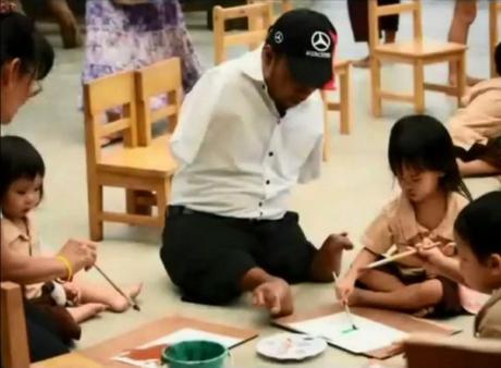 Thaïlande: l'homme pingouin qui peint avec ses pieds [HD]