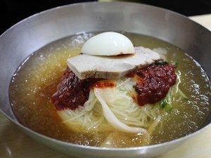 Personnellement, nous vous proposons de manger milmyeon avec suyuk (수육) comme sur la deuxième photo.