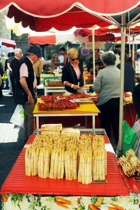 Premier arrêt Cahors tout le monde descend au… marché évidemment ! Et petite fraîcheur de salade aux fraises, à la tomate et à la mozzarella !