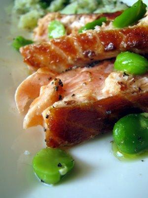 L'idée du week-end : saumon grillé à l'écrasée de pommes de terre au pavot et fèves de printemps