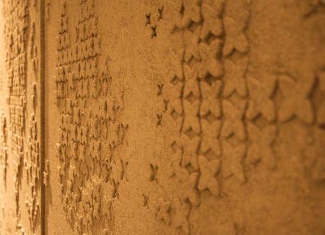 Les fleurs stylisées sur le panneau acoustique Okko - Milan Design Week