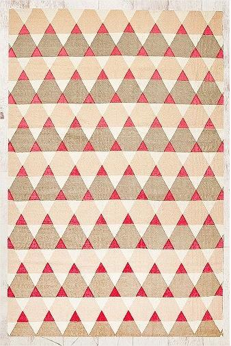 Tendance graphique : sélection de tapis Tapis à imprimé triangulaire 5x7 - Urban Outfitters