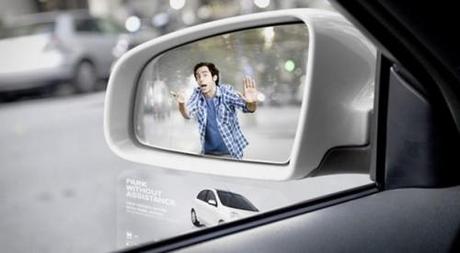 tbwa-barcelona-retrovisuer-ambient-marketing-outdoor-street-nissan-micra-park-assist-assistance-au-parking-alternative-sticker-flyer-1-600x331