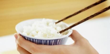 Les adultes qui consomment du riz ingèrent moins de graisses saturés et de sucres ajoutés. PETER FRANK / Image Source / AFP