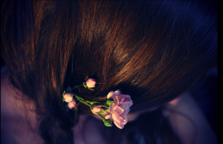 les fleurs dans les cheveux de Louise ♥