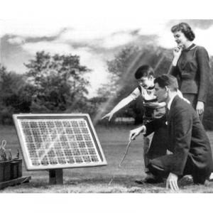 En 1954, trois chercheurs faisaient la démonstration d'une cellule solaire au silicium capable de convertir 6 % de l'énergie du soleil en électricité.