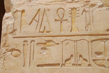 L-ankh-est-le-hieroglyphe-qui-sert-a-ecrire-le--copie-1.jpg