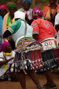 Le Shangaan voit la vie à 180PBM, normal Shangaan dancers at the Mtititi Magic community centre Limpopo South Africa