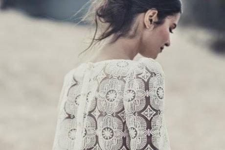 magnifique robe de mariée de laure sagazan, modèle moderne simple fluide, morphologie H longiligne parfaite pour le jour de son mariage, mariage sur la plage