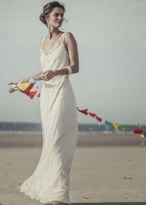 femme brune en robe de mariée laure sagazan, mariage sur la plage, romantique moderne esprit bohème,