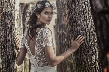très belel femme brune cheveux détaché ondulé coiffure de mariée avec des bijoux de cheveux fleurs organza et couronne de fleurs, en robe de mariée laure sagazan en dentelle de calais , dos décolleté en dentelle, robe de mariée de créateur talentueux 