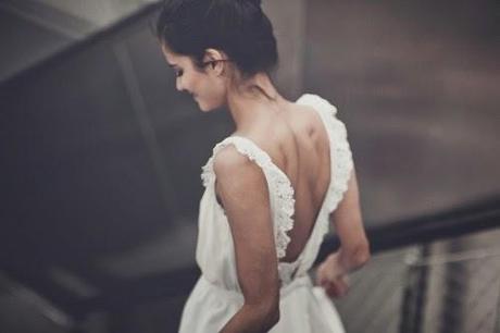 femme brune descendant les escalier, coiffure chignon jour de mariage, en robe de mariée laure sagazan blanche simple épurée moderne créateur de talent. Femme sexy 