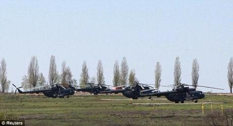 hélicoptères militaires russes en exercice au village russe de Severny près de la frontière russo-ukrainienne