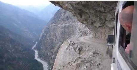 Les voyages en voiture dans l'Himalaya, c'est rock'n roll !