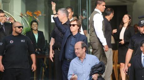Paul McCartney à la sortie de l'hôtel  à Lima