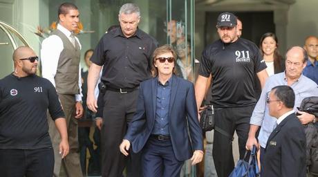 Paul McCartney à la sortie de l'hôtel  à Lima