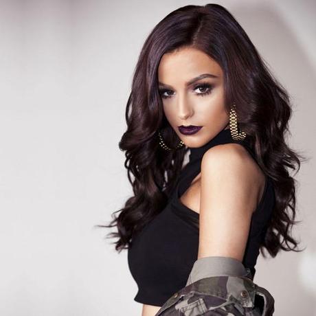 Un clip plus sombre pour Cher Lloyd et son single, Sirens.