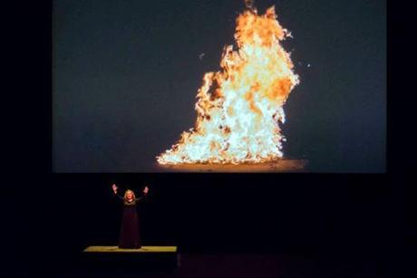 Violeta Urmana et le feu (© Charles Duprat / ONP)