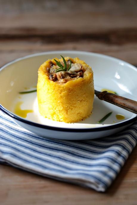 Gâteaux individuels de polenta aux champignons