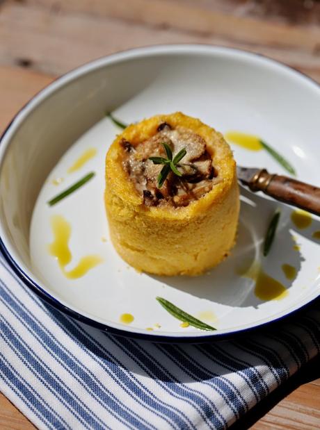 Gâteaux individuels de polenta aux champignons