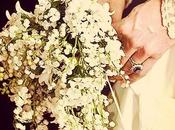 Respirer muguet plonger visage dans bouquet mariée