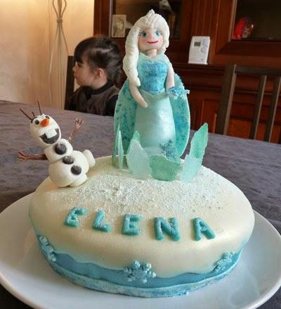 Gâteau de la reine des neiges avec Elsa et Olaf en pâte à sucre (gâteau damier chocolat/vanille)