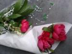Bouquet de mai : du muguet et des pivoines