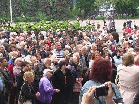Foule silencieuse devant la Maison des syndicats.Crédits photo/Alexandre Sivov