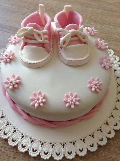 Gâteau chaussures bébé pâte a sucre