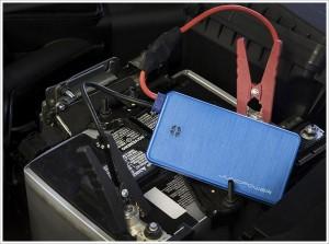 La batterie externe Jumpr peut stocker 6000 mAh d'électricité, et produire un pic de sortie de 12 volts / 300 ampères, suffisant pour démarrer une voiture.