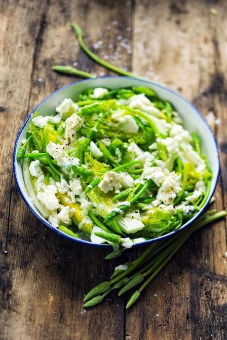 Salade fraîcheur parce que décidément j'ai décidé que le froid ce n'était plus avant l'année prochaine ! Salade sucrines, asperges sauvages et feta !