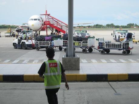 Transports de bagages en sortant de l'avion à Bali Indonésie - Balisolo