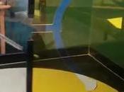 barre droite passe dans trou incurvé